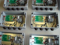 Integratie en bekabeling van elektriciteitskoffers of elektrische platen in serie en de montage van onderdelen