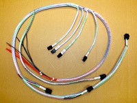 Assemblage en fabricage van elektrische harnassen of meeraderige elektriciteitskabels in serie en montage van connectoren