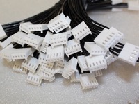 Fabricage van een kabel voor elektronica in serie en connector voor PCB