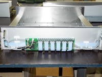Montage van onderdelen, elektronische assemblage in serie en integratie van bekabeling van connectoren