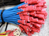 Onderaanneming voor bedrading, vastzetten en monteren van kabelschoenen op draden en het markeren van elektriciteitsdraden voor de elektronica